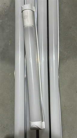 2 Luminaria de LED 300MM e 4 Luminaria de LED 600MM com Sensor de Presença e Botão ( Apenas Amassadas, Mas Funcionando )