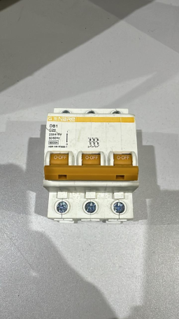 Disjuntor Tripolar 20A 6Ka ( Apenas com Um Trincado Na Carcaça )