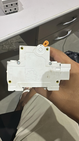 Disjuntor 3P+N para Falha de Arco Elétrico ( com Arranhões Na Carcaça, Funcionando Normalmente )