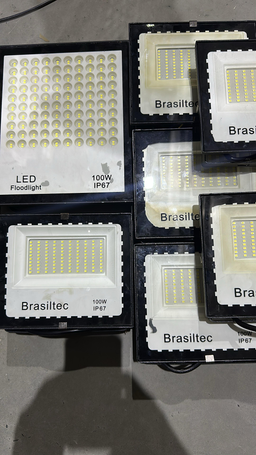 17 Refletores de LED 100W 85~265Vca - 9300Lm ( Alguns Usados e Trincados, Mas Todos Funcionando Normalmente )