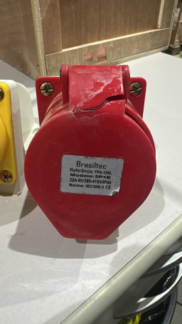 Kit Tomada Amarela 2P+T e Vermelha 3P+T ( Apenas Sem Tampa, Mas Funcionando )