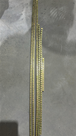 Barramento 125A com 130 Furos de Diametro 5MM Largura 8MM Altura 8MM Distância Entre Furos 8MM ( Alguns Pedaços Menores )