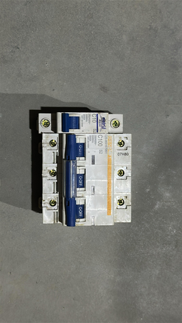 Kit 1 Disjuntor Trifásico 100A e 1 Disjuntor Monofásico 10A ( Os Dois Usados, Mas Funcionando Perfeitamente )